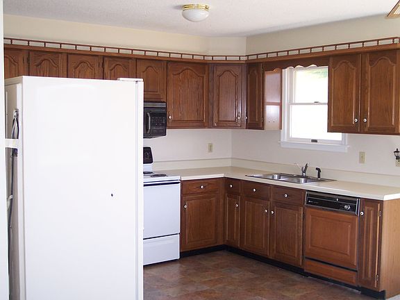 Oak Kitchen w/Appliances