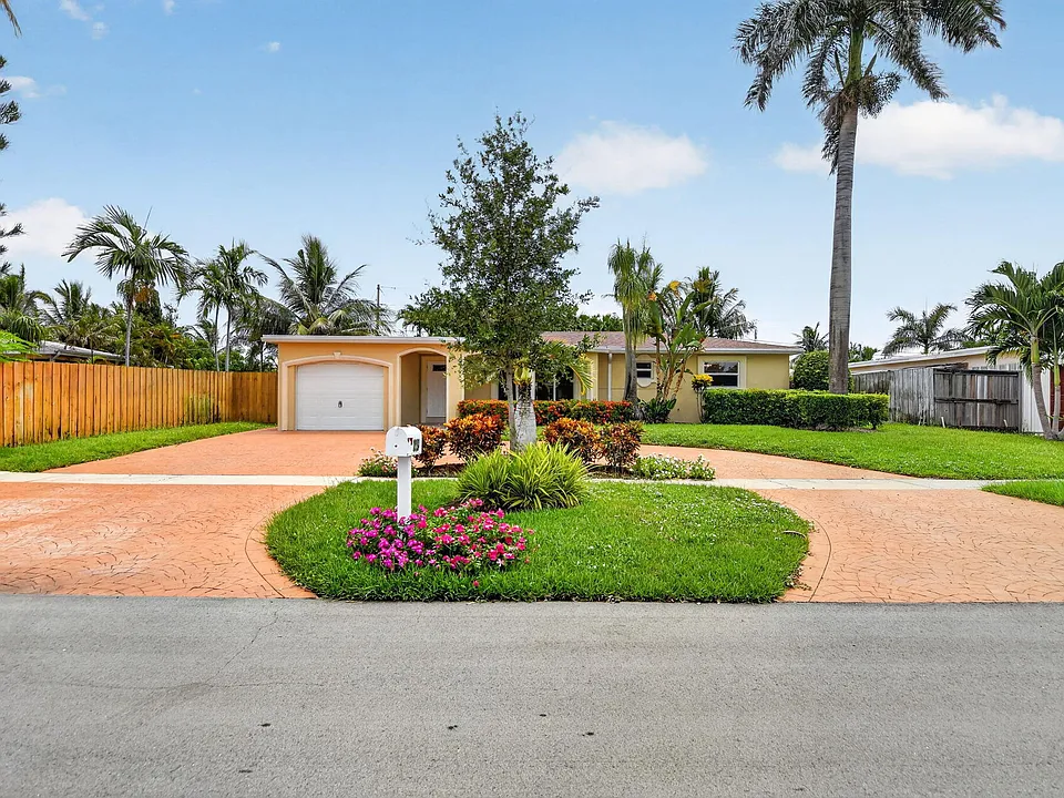 2250 NE 4th Ct
