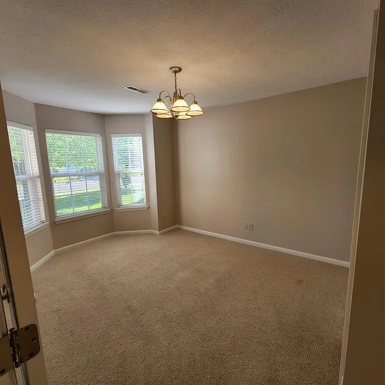 3 bed, 1694 sqft, $2,100 — Photo 3