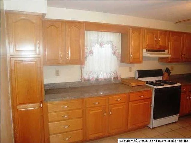 2nd image of 18 Bond St