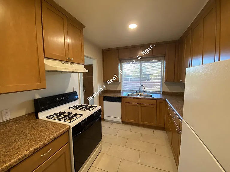 2803 E Lee St — Photo 8