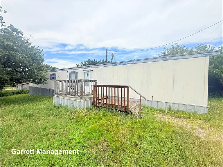 916 Iroquois Dr — Photo 1