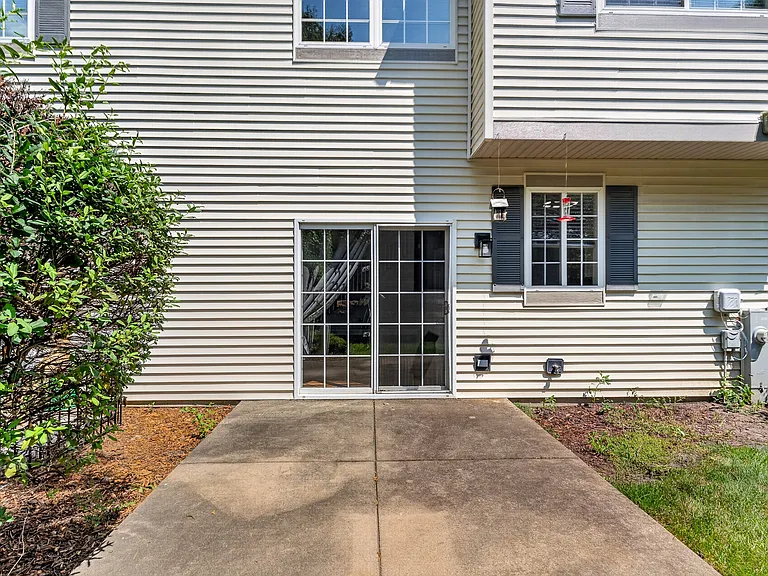 Clover Dr — Photo 18