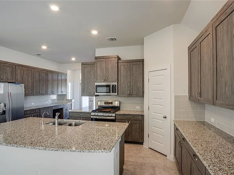 608 Saturnia Dr — Photo 12