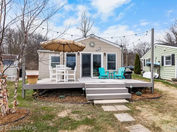 8831 Lagoon Dr, Brighton, MI 48116