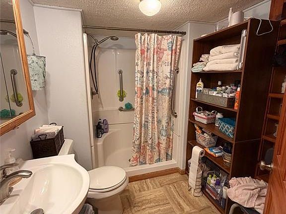 5th image of 204 E Maple St