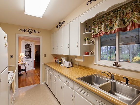 5th image of 7 Marita Dr