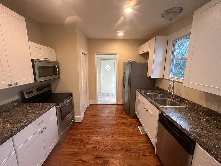 1506 Charlton St — Photo 12