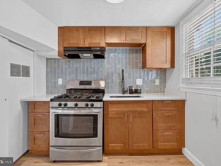 2437 Iverson St — Photo 8