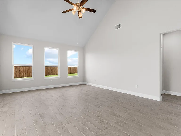 401 Parrino Pkwy — Photo 6