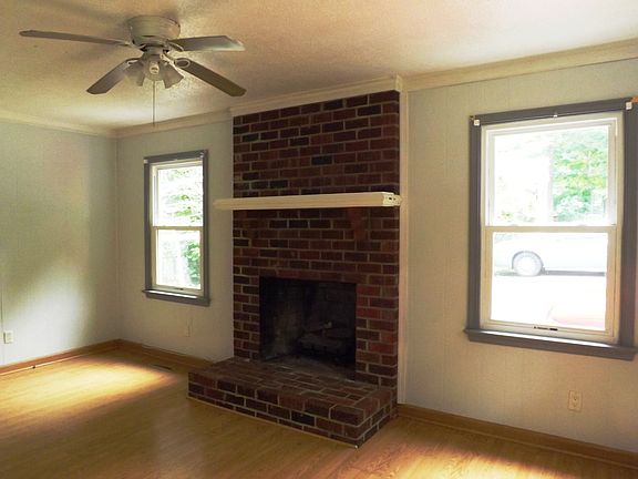 17.5x10.5 Family Room With Laminate Flooring & Gas FP