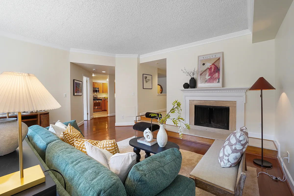 1 bed, 1.5 bath, 900 sqft, $3,300 — Photo 1