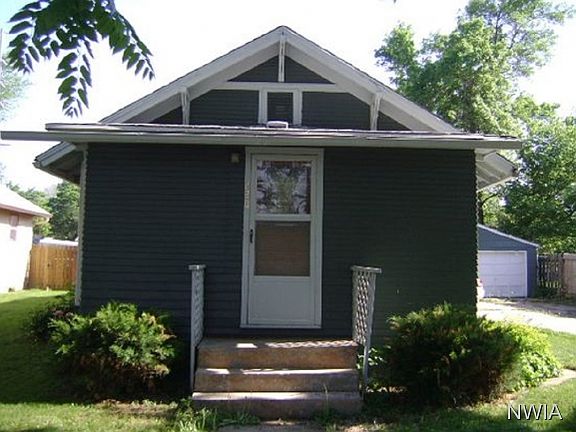 4th image of 220 E 27th St