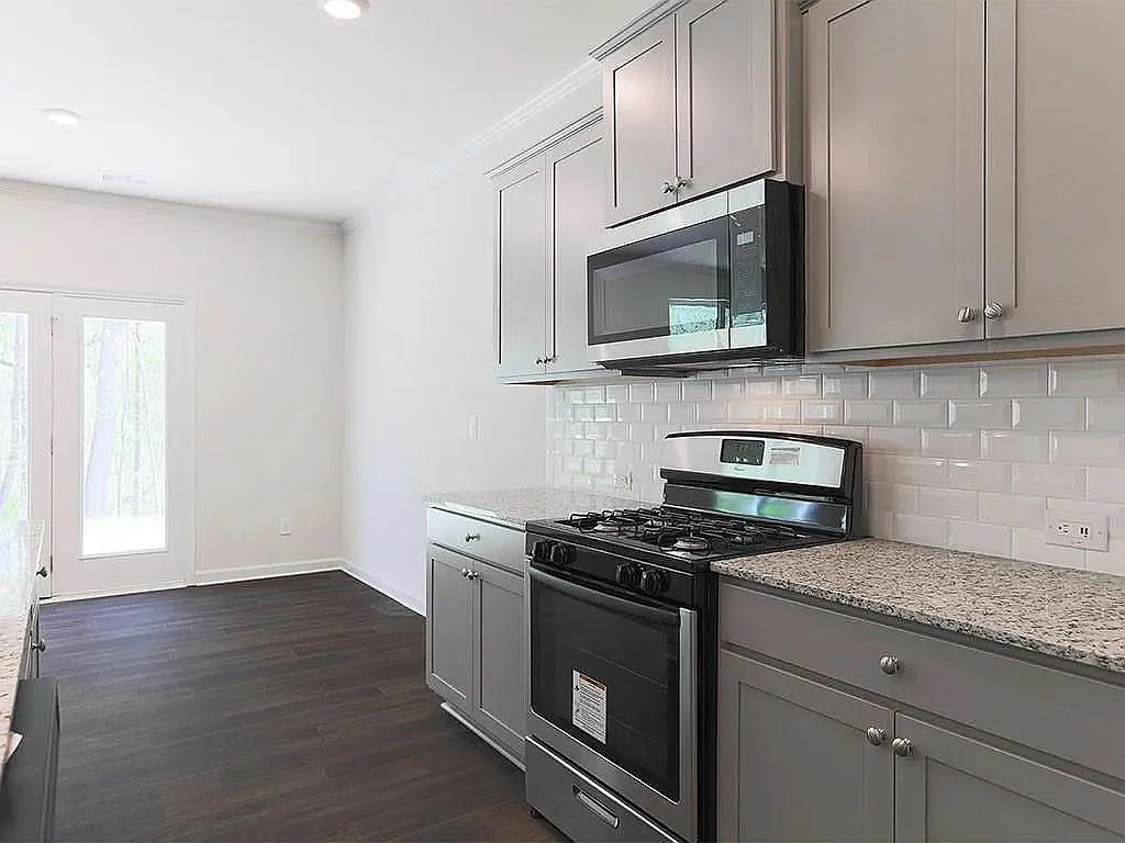 5 bed, 2511 sqft, $2,450 — Photo 4