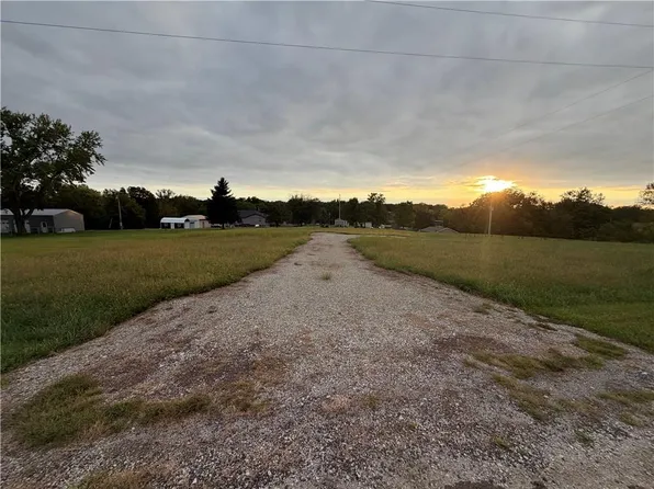 2047 Admiral Dr, Gallatin, MO 64640