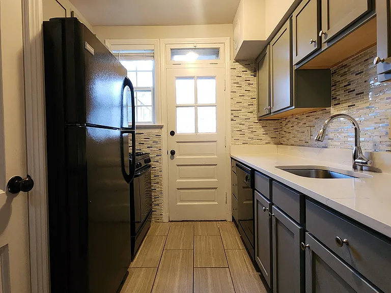 1042 Sanford Ave — Photo 7