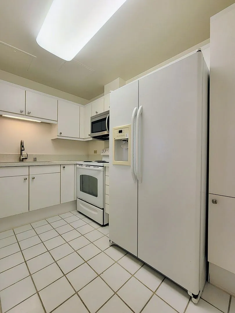 Enjoy spectacular ocean, mountain and city views from this bright 2 bedroom, 2 bath, high floor c... — Photo 2