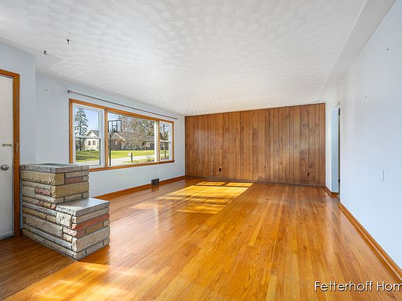 5th image of 2747 Woodpath Dr NW
