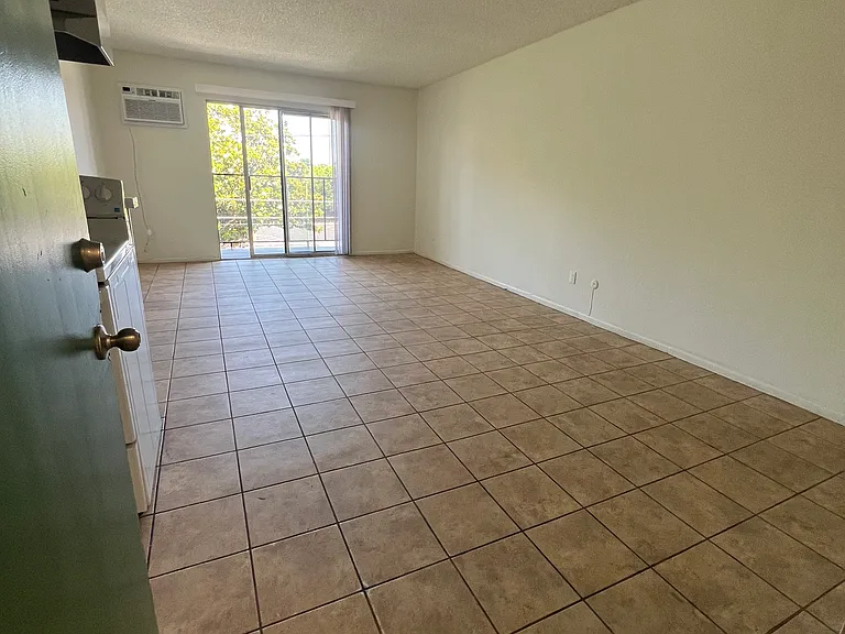 Lennox Lanai Apartments — Photo 10