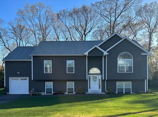 77 Maple Wood Ln, Riverhead, NY 11901