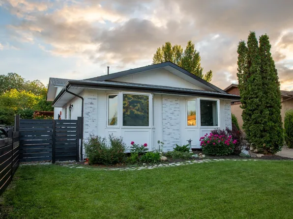 2626 49th St NW, Edmonton, AB T6L 3W9