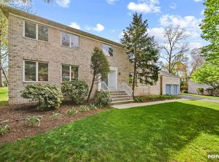 30 Auryansen Ct, Closter, NJ 07624