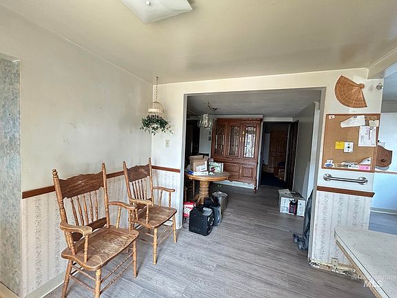 4th image of 427 Airway Ave
