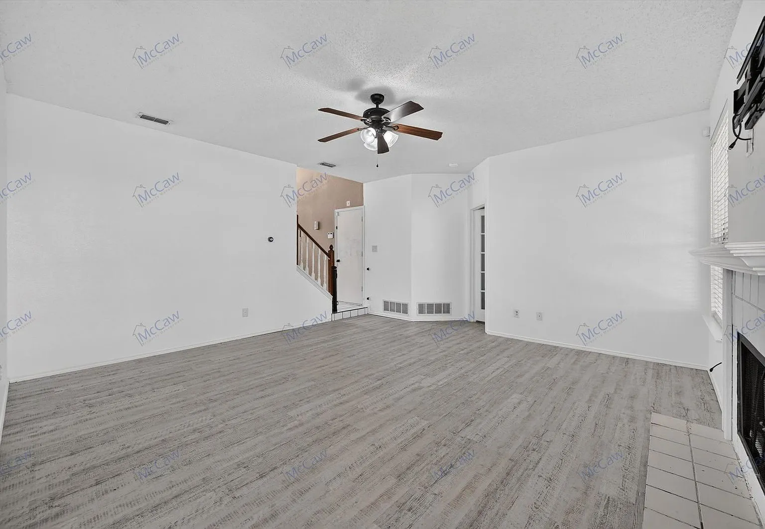 3 bed, 2.5 bath, 2024 sqft, $2,500 — Photo 3