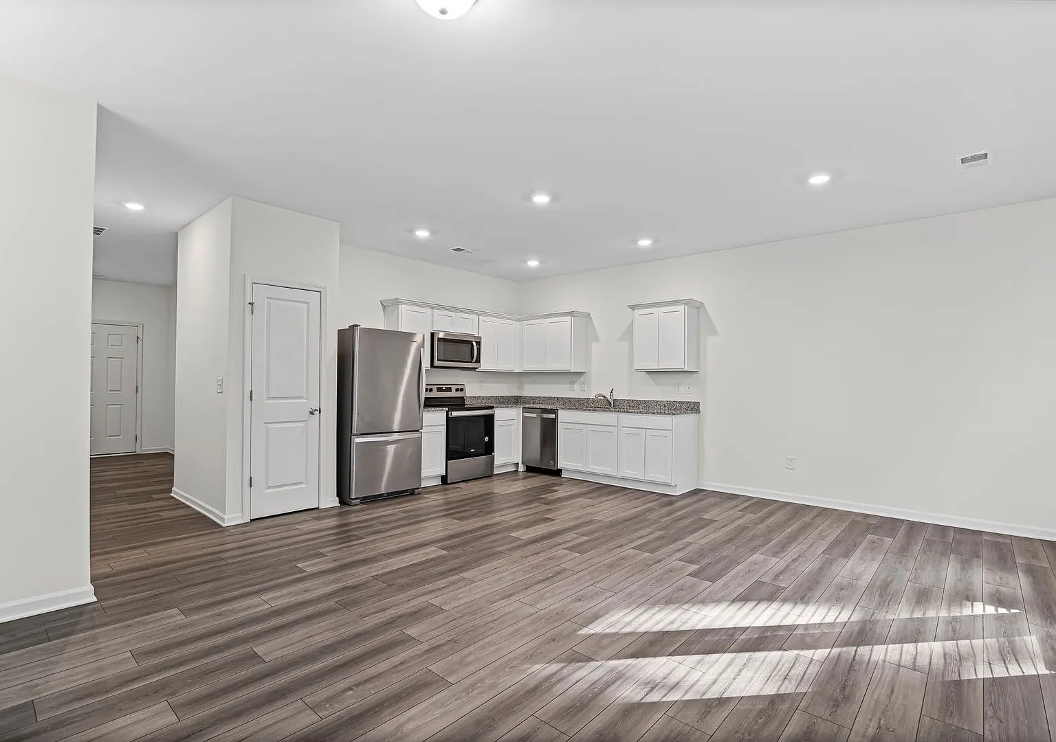 Move In Special - $500 Off 1st 2 Months With A 9/15 Move In Date Or Sooner Welcome Home! Beautifu... — Photo 4