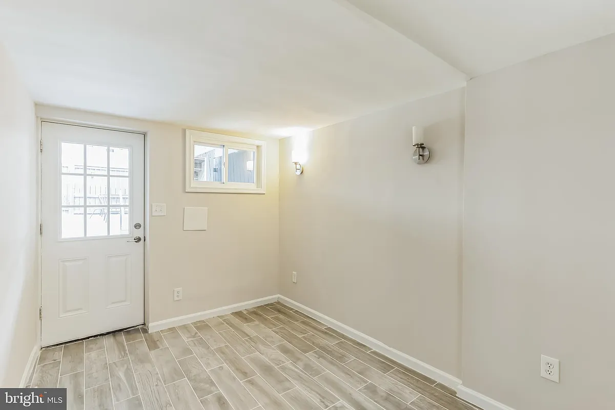Building Photo - 1213 Staples St NE #B