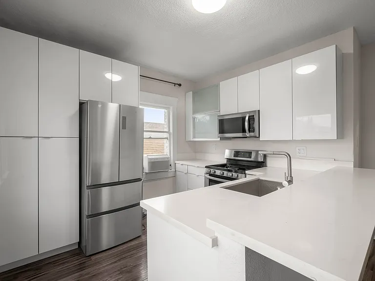 2422 Sichel St — Photo 3