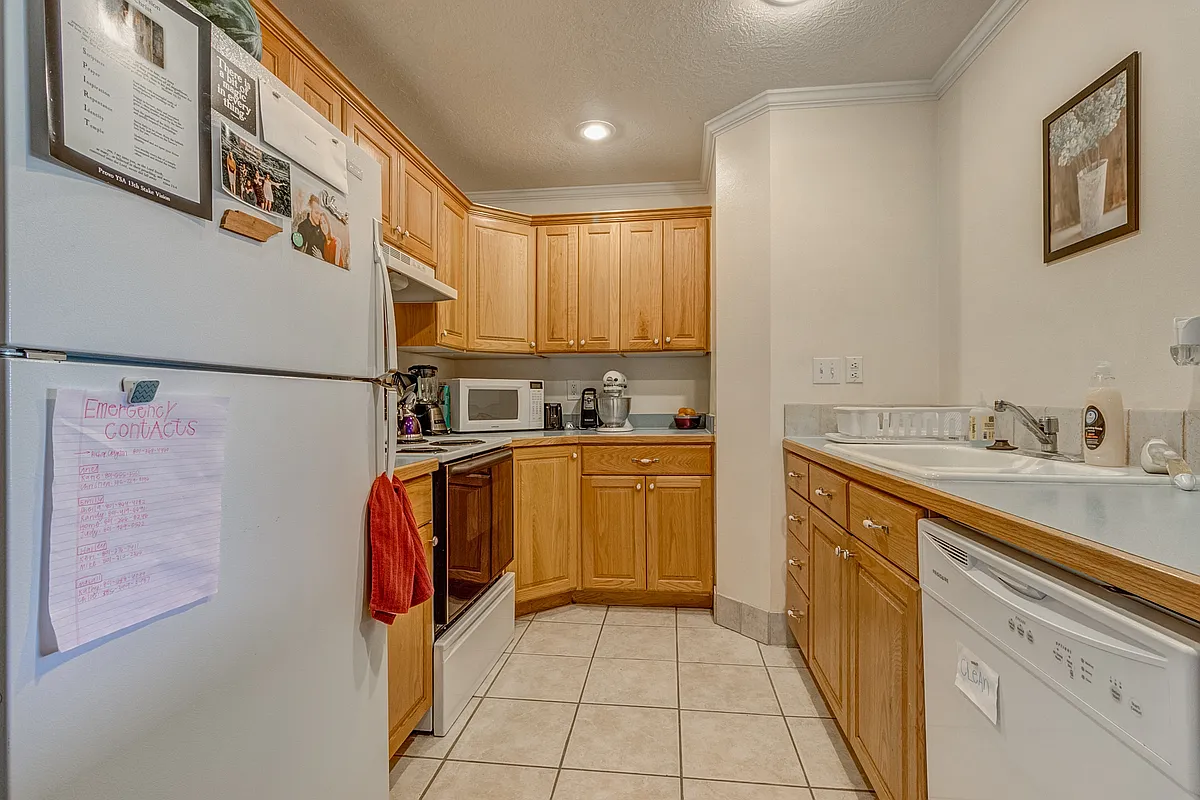Building Photo - 1541 N Riverside Ave #16