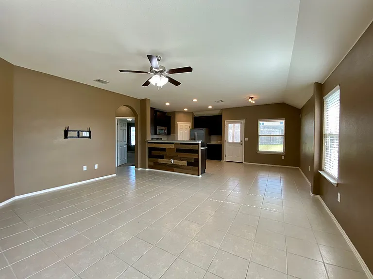 466 Eagle Brook Ln — Photo 3