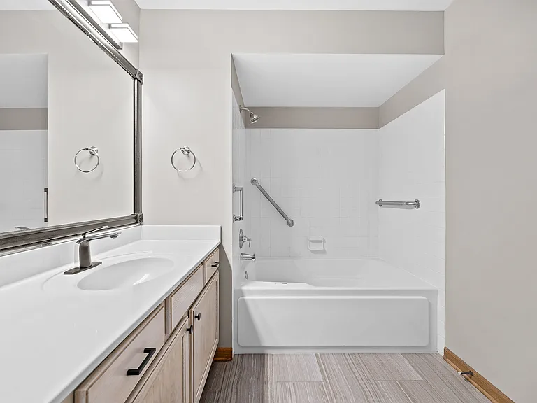 5S560 Paxton Dr #2H — Photo 19