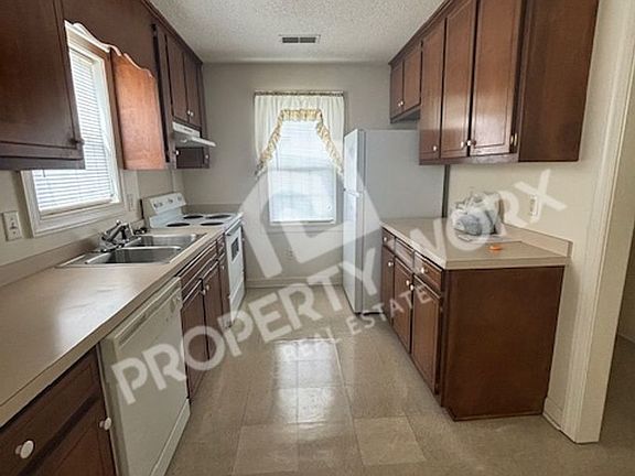 3rd image of 211 E Cedar St