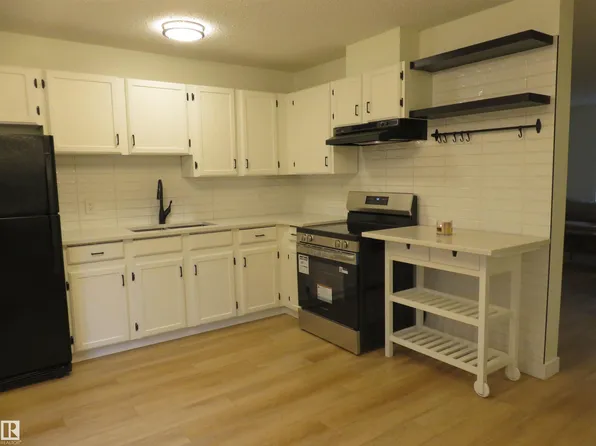 8065 178th St NW, Edmonton, AB T5T 1L3