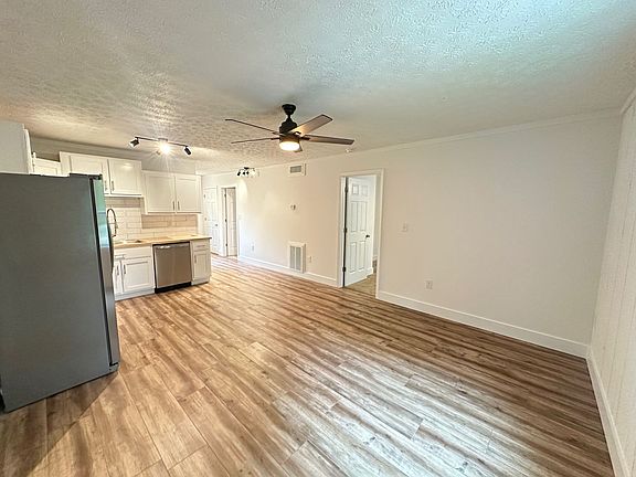 3rd image of 935 Virginia Ln