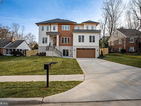 3rd image of 1935 Foxhall Rd