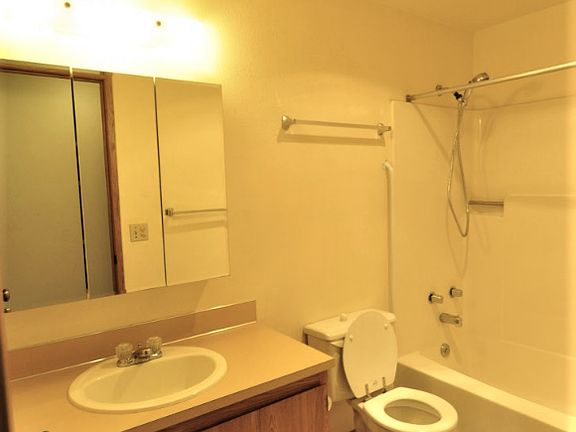 5th image of 28 NE Dogwood St APT 6