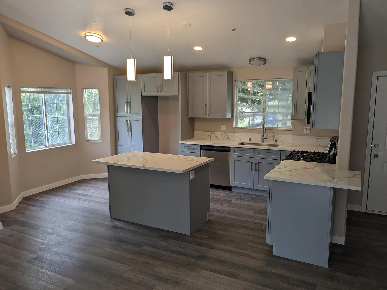 4 bed, 1404 sqft, $3,950 — Photo 2
