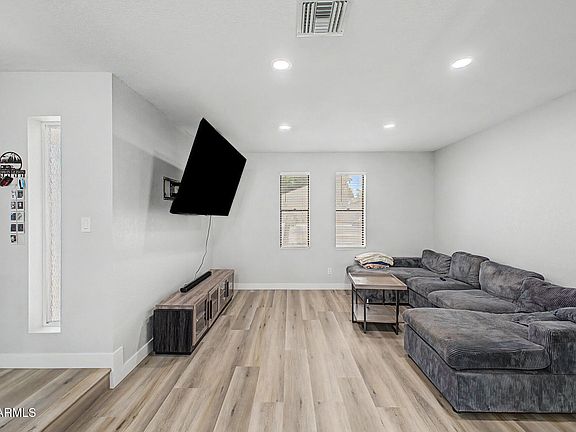 3rd image of 1727 N SUMMER Circle