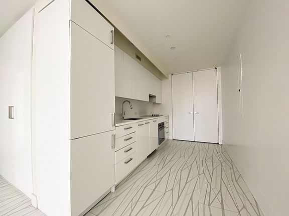 4th image of 318 Pleasant Ave #3A