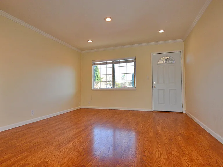 466 N 13th St #5 — Photo 4