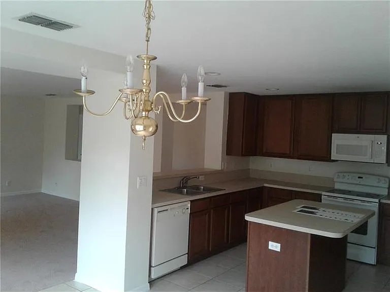 1752 SW Airoso Blvd — Photo 3