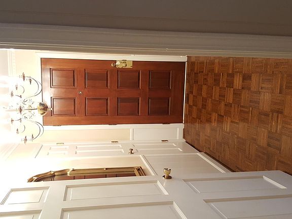 3rd image of 19 Chatelaine Dr