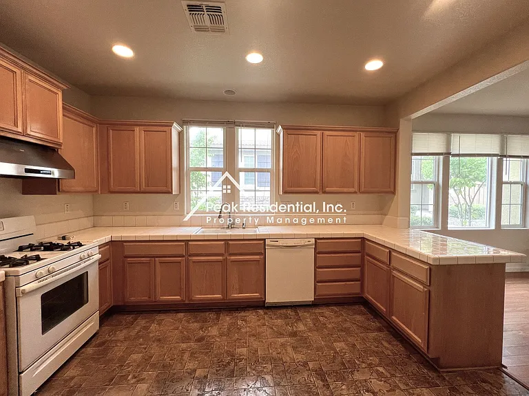 882 Bullion Ln — Photo 9