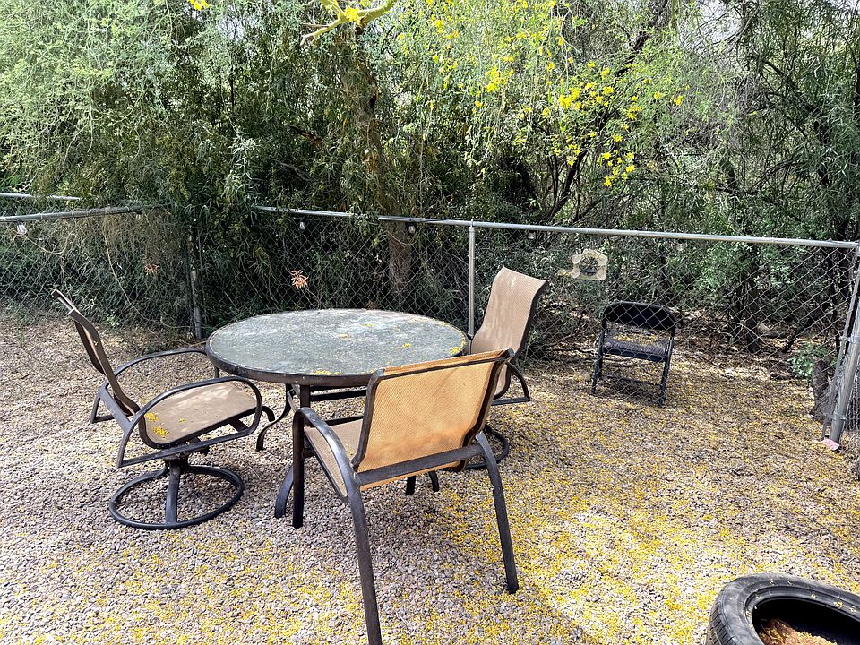 Fenced side area of unit.