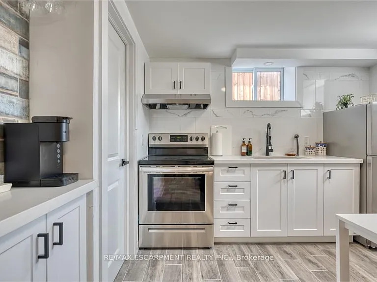239 Cloverdale Ave E #LOWER — Photo 10