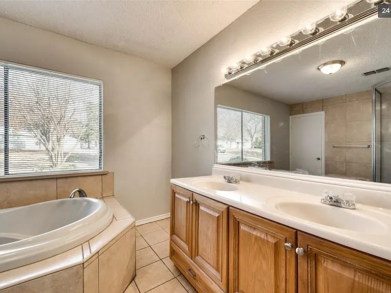 1124 Briarwood Dr — Photo 4