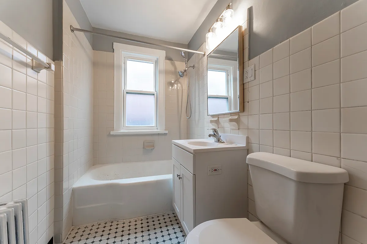 Building Photo - 3908 W Montrose Ave #2R